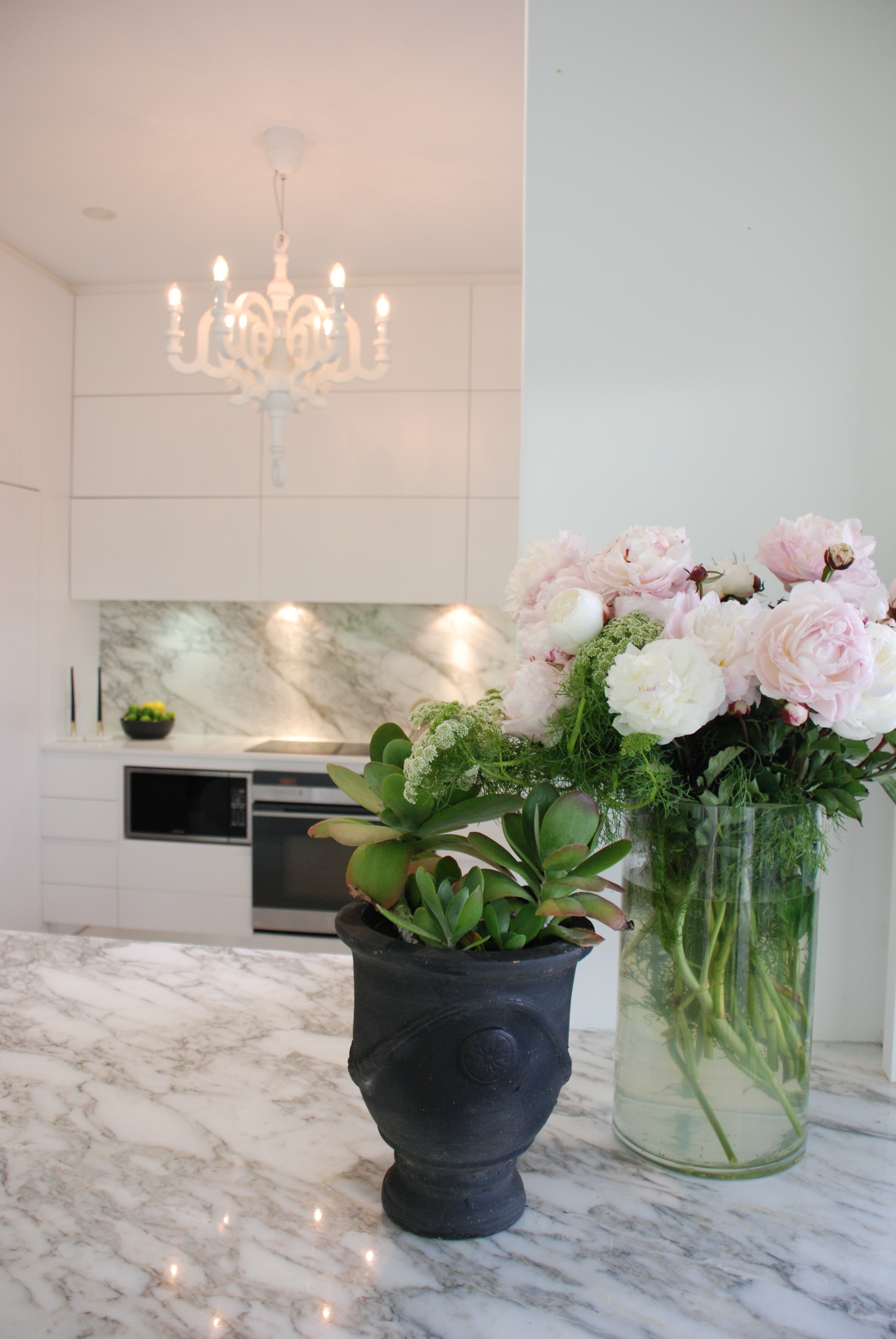 k+v interior design kitchen white marble flowers styling detail
